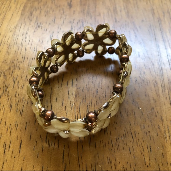 Pretty Bracelet with Flower Design - Picture 3 of 5